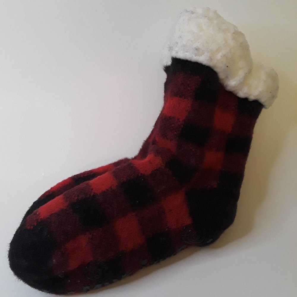 1 PAIR MUK LUKS WOMEN'S CABIN SOCK - ONE SIZE 5-6 RED & BLACK BUFFALO PLAID NWOT